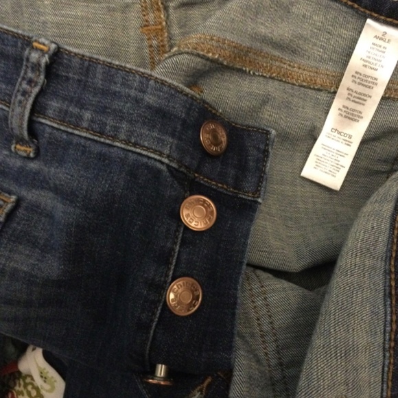 Chicos The Platinum ANKLE dark wash denim 4 button up closure Chicos sz 2 - Picture 5 of 6